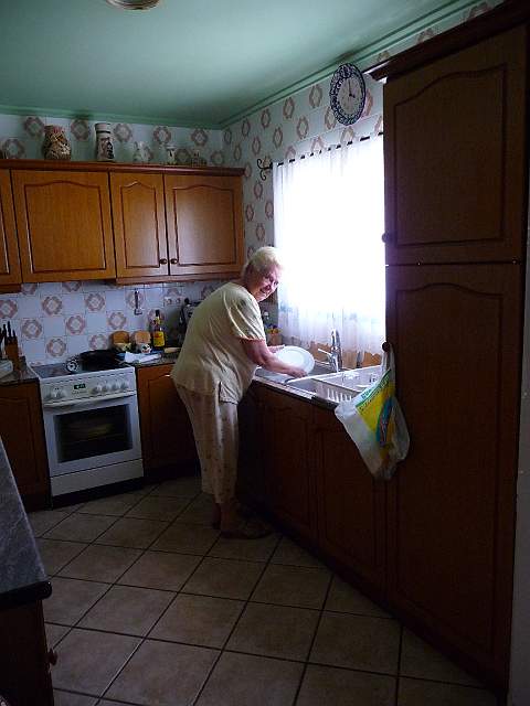 P1000228.JPG - Oma bei ihrer Lieblingsbeschäftigung