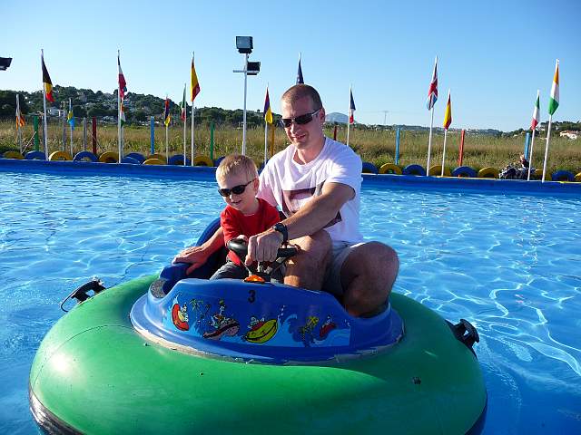 P1000301.JPG - Im Boot wurde es ihm dann etwas übel, was bis zum Ende des Urlaubs angehalten hat