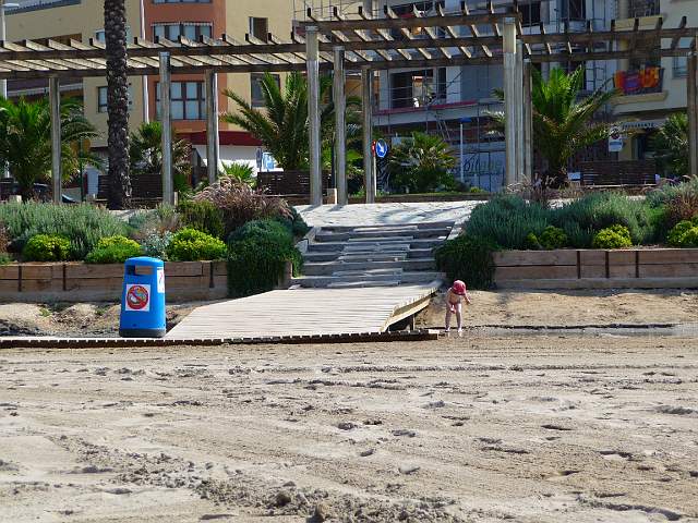 P1000342.JPG - Im Fluss hat er sich die Füsse nass gemacht, aber nur die Füsse, und nur im Fluss