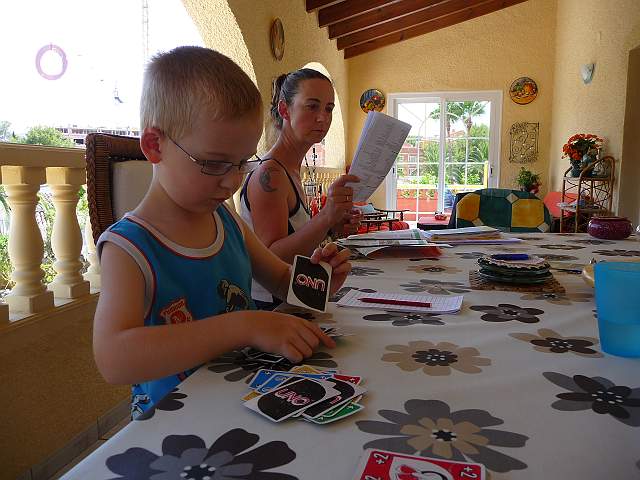 P1030137.JPG - Xandi spielt mit sich selber Uno, Mama plant die Heimfahrt