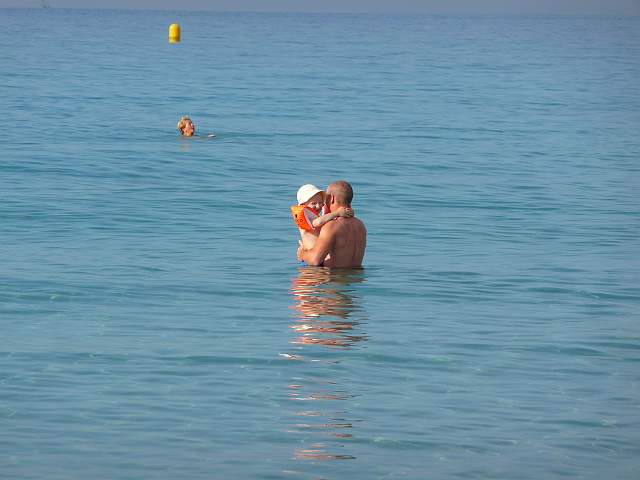 P1030155.JPG - Endlich, endlich !!!! Xandi schwimmt im Meer !!!!